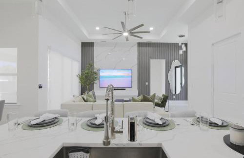 KING BED - FREE Pool Heat - 85 in TV - 4BR Villa - Foto 11