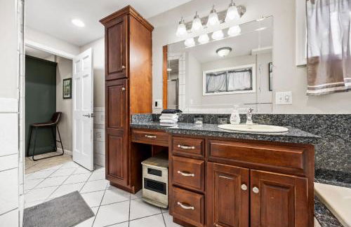 3BR Cozy Family Home with HotTub & Spacious Backyard - Foto 52