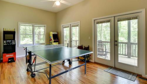 Spacious Georgia Escape with Fireplace, Deck and Grill - Foto 2