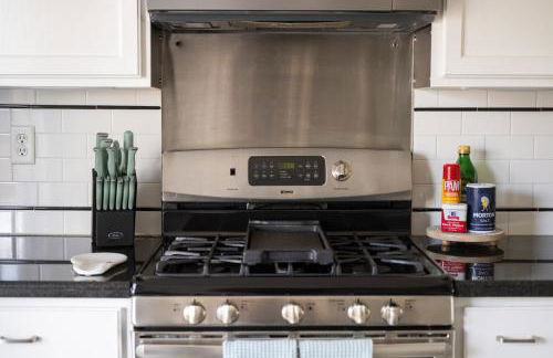 Whimsical Bluebird Cottage Hot Tub Patio Pet Friendly Central Location - Foto 31