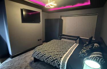 SK Stays Modern Luxury Home With Jacuzzi Bath & Cinema Room - Foto 26