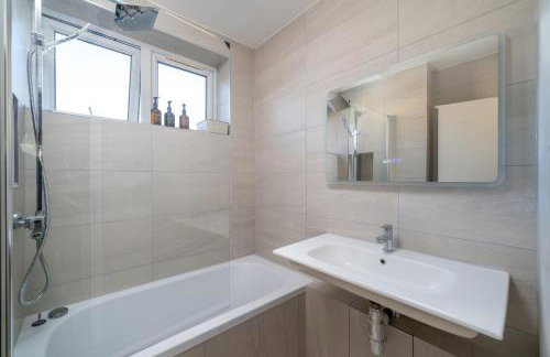 Stylish 3 Bed Home with Gardens Fast Transport Links - Foto 8