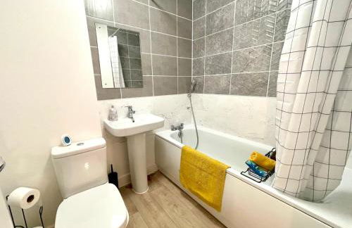Churchill House 3 Bedroom Sleeps 6 Free Parking - Photo 14
