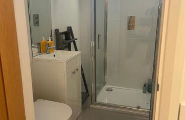 Charming King Bed Ensuite Studio in Peaceful West Challow - Photo 21