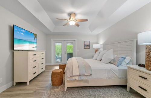 Modern Luxury Retreat in Naples - Photo 15