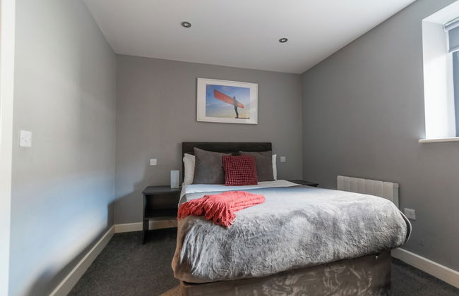 Two Bedroom Newcastle City Quayside Apartment - Photo 3
