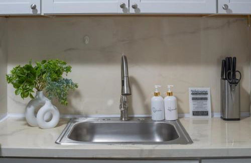 Cozy Stay with Games, 15 min to NYC, Private Backyard - Sleeps 6 - NEAR METLIFE STADIUM - Foto 21