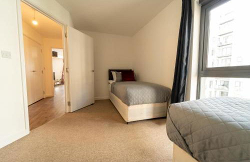 Spacious Apartment in Woking Town Centre - Photo 25
