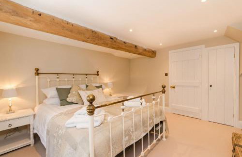 Charming Cotswold Cottage on Church Green, Witney - Photo 16