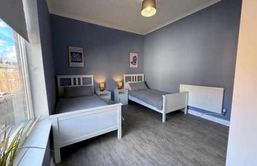 Modern Spacious 2 Bedroom House in Leigh, Free Parking - Foto 2