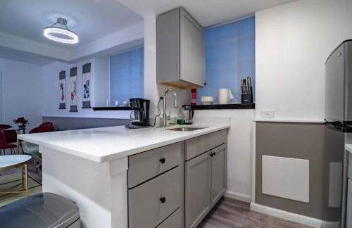 Gold Coast 2BR Suite Near Oak Street - Photo 21