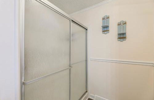 7 Mi to Beach! Sneads Ferry Family Home with Hot Tub - Foto 18