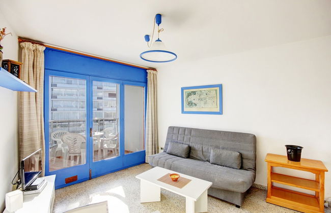 Apartment in Roses on the Beachfront - Photo 1