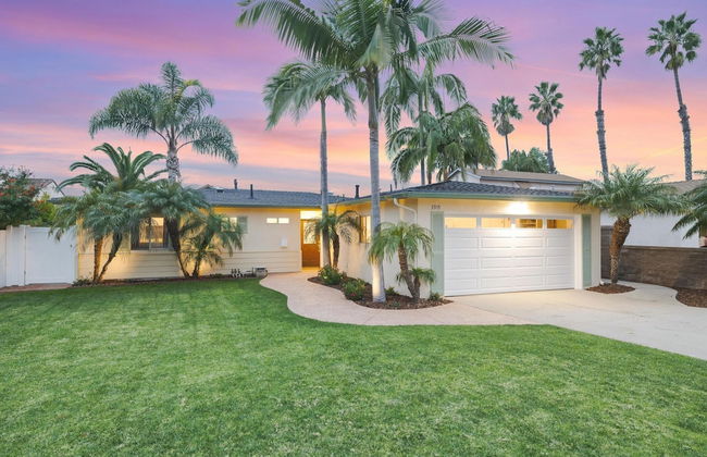 Designer Coastal Paradise w Pool - Steps to Beach - Foto 7