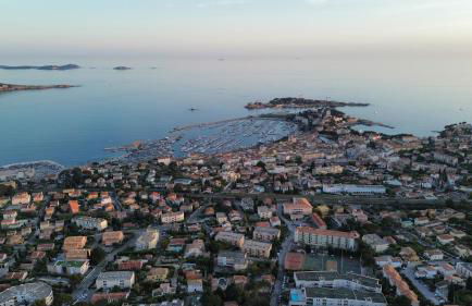 VUE EPOUSTOUFLANTE SUR BANDOL & LA MER 2 pièces, piscine tout confort 4 étoiles, très calme, terrasse spacieuse sans vis à vis, parking privé résidence standing - Foto 31