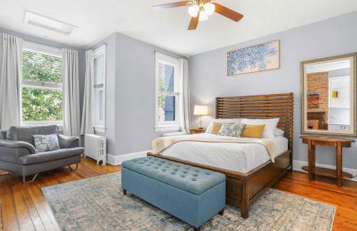 Sojourn Lovely Hill Family Home with Backyard near DC Icons - Foto 1