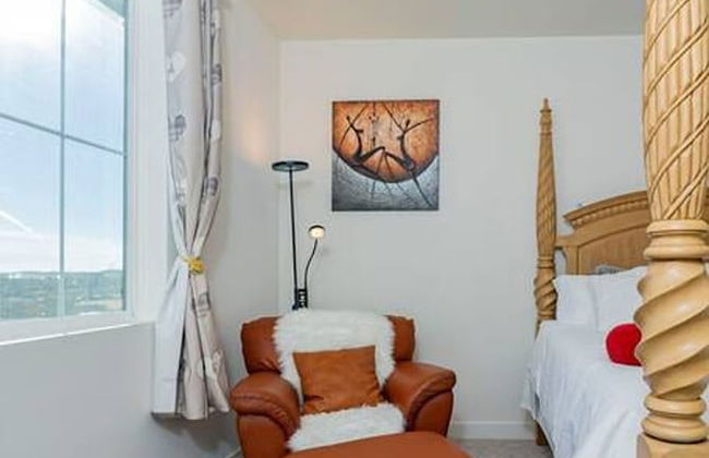 Luxurious Ontario Townhouse Ideal Family Retreat - Photo 15