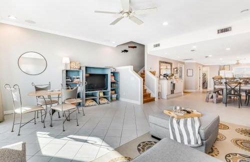 Dog-friendly beachfront dream with a wet bar & two furnished balconies - Foto 9