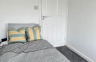 Cozy Family House 10 min from Manchester Airport - Photo 65