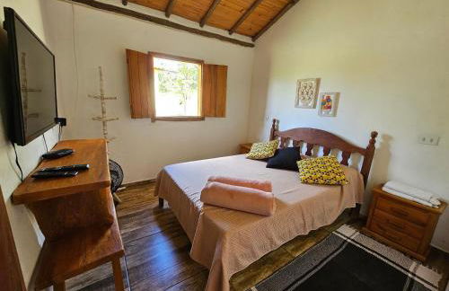 Chalés Vila Carrancas - Ao lado do centro com piscina, cozinha completa e muita tranquilidade - Foto 16