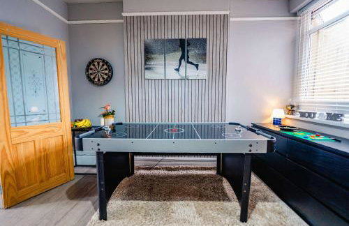 3BR 2Bath Home with Hot Tub Games Room By Stadium with Fast WiFi & Free Parking - Foto 29
