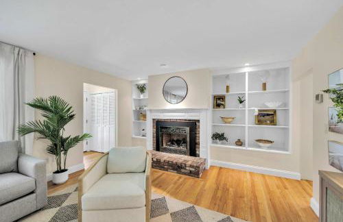 1 Story Family Home Half Mile to Beach with Patio , Grill, Office with Twin Beds, Peaceful Wooded Setting, Spacious Driveway, Garden Views, Walk to Shore, Perfect Cape Cod Getaway for Families - Foto 13