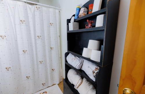 WOW!! Ultimate Pocono Retreat Hot Tub, Game Room, Fire Pit, Near Lakes & Hiking! - Foto 32