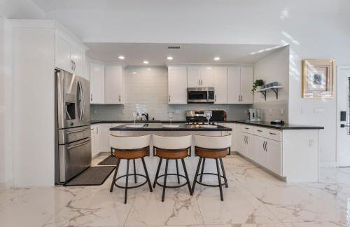 Serene Luxe Residence near Rose Bowl - Photo 5