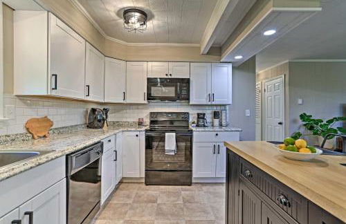 Deck and Gas Grill Modern East Stroudsburg Home! - Foto 10