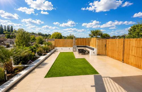 Luxurious & Elegant 6-Bed House - Photo 27