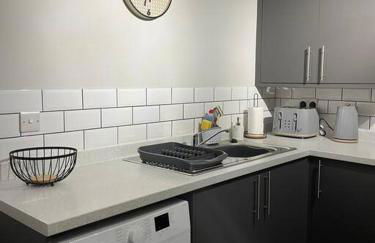 Cedar House by ShortStays4U A modern 2 bedroom house with free parking in town centre! - Foto 5