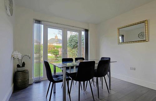 Comfortable 3-Bed Home - Driveway Parking - Foto 33