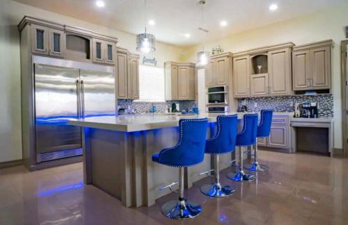 4 Bedrooms Pool Game room Massive Kitchen - Photo 19