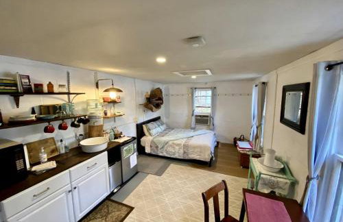 "Lovely Tiny House Rental for a Romantic Getaway in Shepherdstown, West Virginia - Foto 15