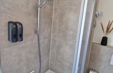 C4S COME4STAY Altötting - 3-Zi Whg I Zentrale Lage I Parkplatz I Balkon I WIFI I SmartTV I 1 Kingsize, 1 Queensize Bett I Office Arbeitsplatz I Wohnbereich mit Couch und Essbereich I voll ausgestattete Küche I Nespresso - Foto 19