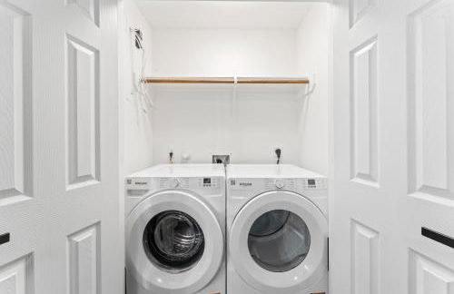 NRG MedCenter Luxe 4BD Home w FencedYard WasherDryer Pet Friendly - Foto 6