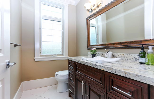 Grand 4 Bedroom Vacation House near Vancouver Downtown - Photo 28