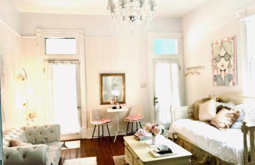 4BR 3 BA HUGE, Balcony, Cemetery, Streetcar sleeps 8! - Photo 40