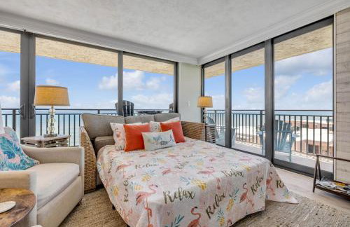 New dog-friendly Listing! Updated direct oceanfront with spacious balcony and heated pool - Foto 25