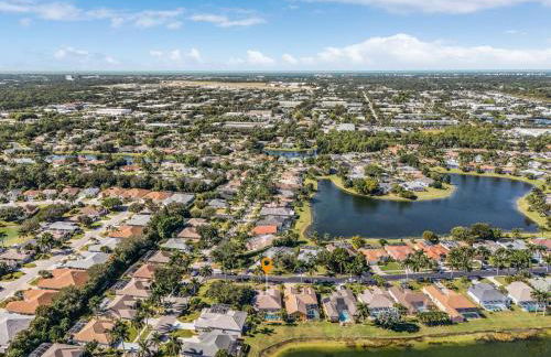 Lazy days and lake views. Beautiful Naples pool home - Foto 42