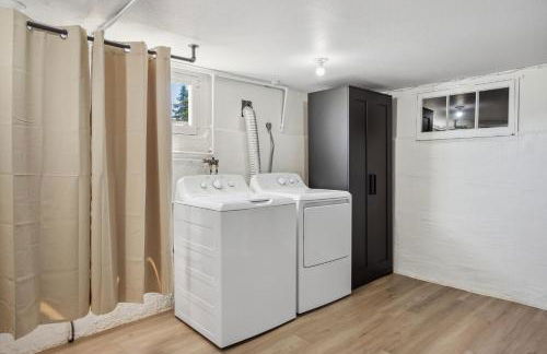 Spacious 5B2B home 5 min to airport with AC, Game Room, WiFi, Parking - Photo 21