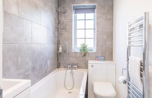 4-Bedroom Seafront House in Southend Sea Views - Pass the Keys - Foto 41