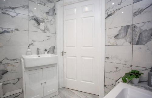 Modern 2BR Pad - 4 Min to Station, Fast WiFi and Smart TVs! - Foto 29