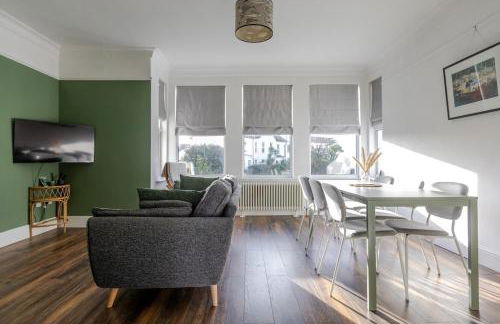 Stylish 3-Bed Home - 2 Mins to Beach & Town - Foto 1