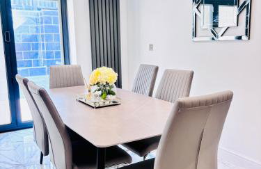 Luxury 5BR Stay With City Access - Photo 3