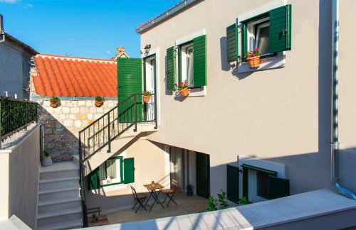 Zlatin Dvor - apartments for 3, terrace, Trogir center, beach at 5-min, BIKE friendly - Foto 10