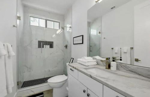 3BR 3BA Heart of SoCo, Private Deck Steps to Shops by Austin Vacay - Foto 8