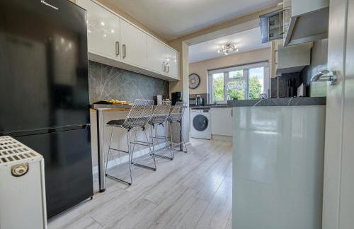 Elegant 5 Bed House - Sleeps 9, Central Solihull, NEC, JLR, HS2, Resorts World, Airport Business and Leisure Stays, - Foto 13