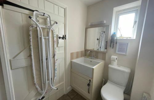 Cosy Cotswold Lodge by Your Home Here - ideal for families, log-burner, spa, private parking, EV Hookup included and heated swimming pools - Foto 22