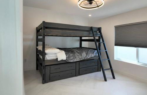 Luxury 3BR, 2BA Newly Renovated with Huge Backyard - Photo 12